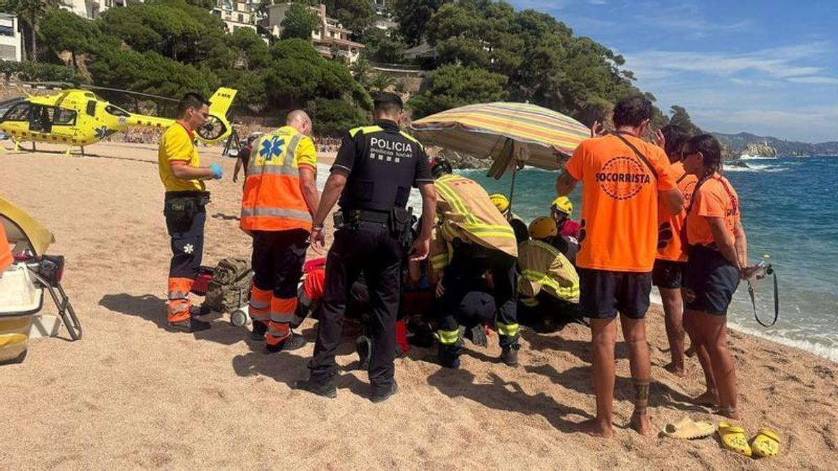 Evacuació d'un jove ferit al saltar de les roques a Cala Bona aquest dimarts