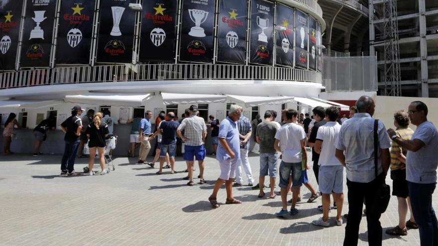 El Valencia CF lanza el abono del centenario con todo incluido y sube los precios un 9 %