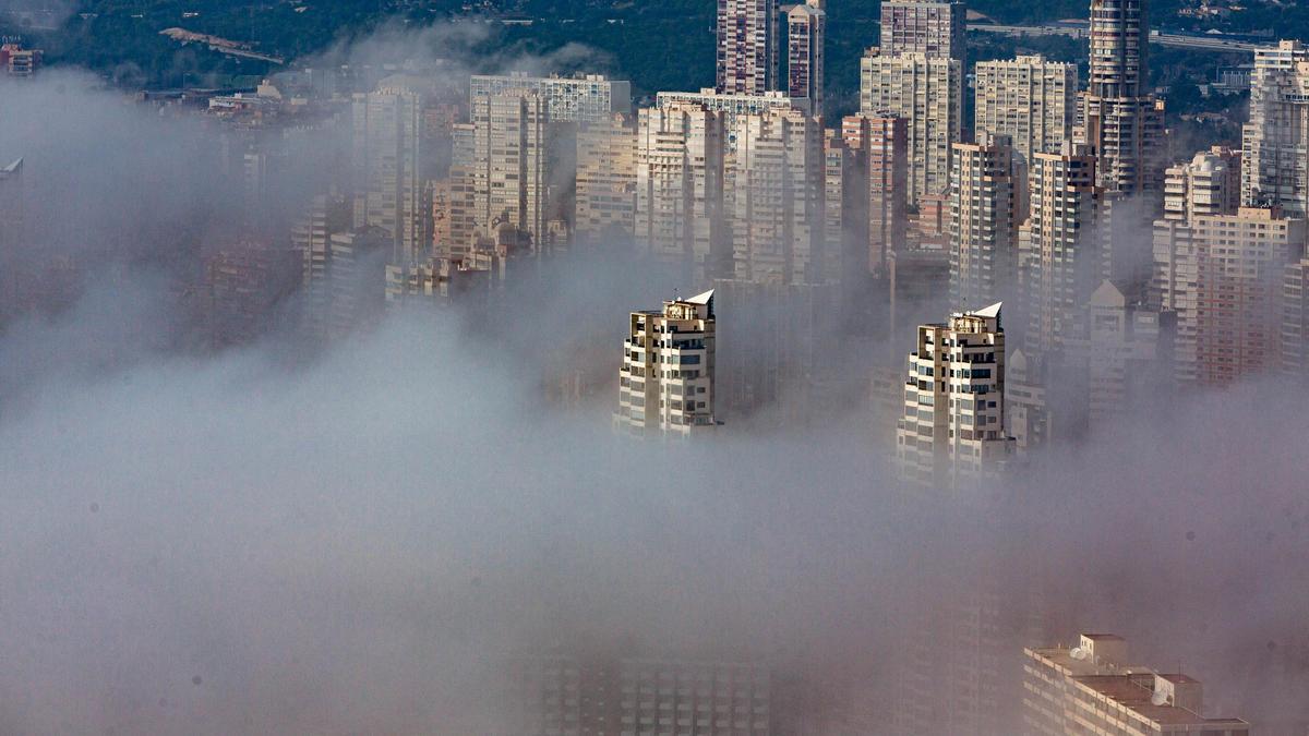 La niebla devora los rascacielos de Benidorm