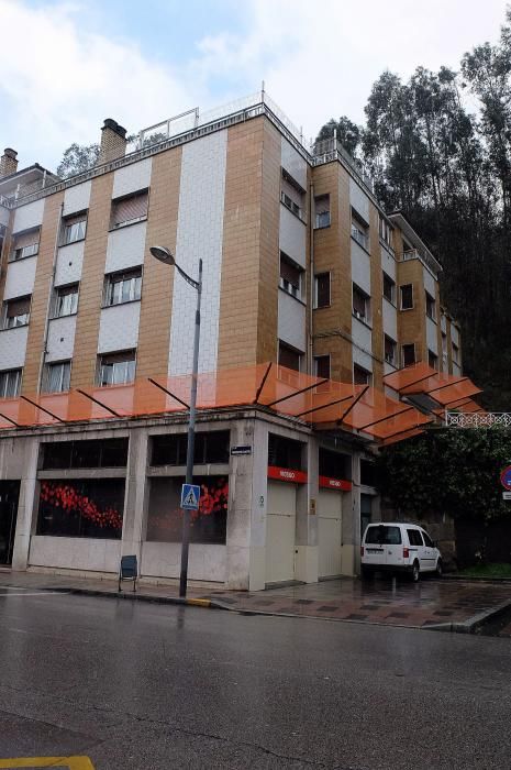 Viseras para bloquear la caída de cascotes de edificios en Mieres