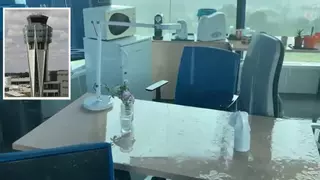 Una tromba de agua inunda la torre de control del aeropuerto de Santiago