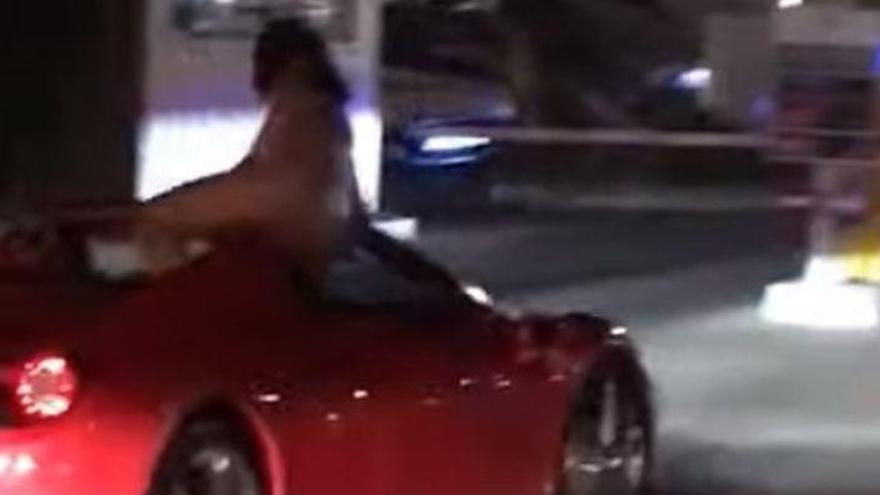 Dos hombres se pasean en un Ferrari con una mujer desnuda sobre el coche