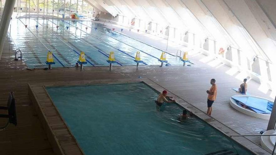 Usuarios en la piscina municipal de Cangas. // G. Núñez