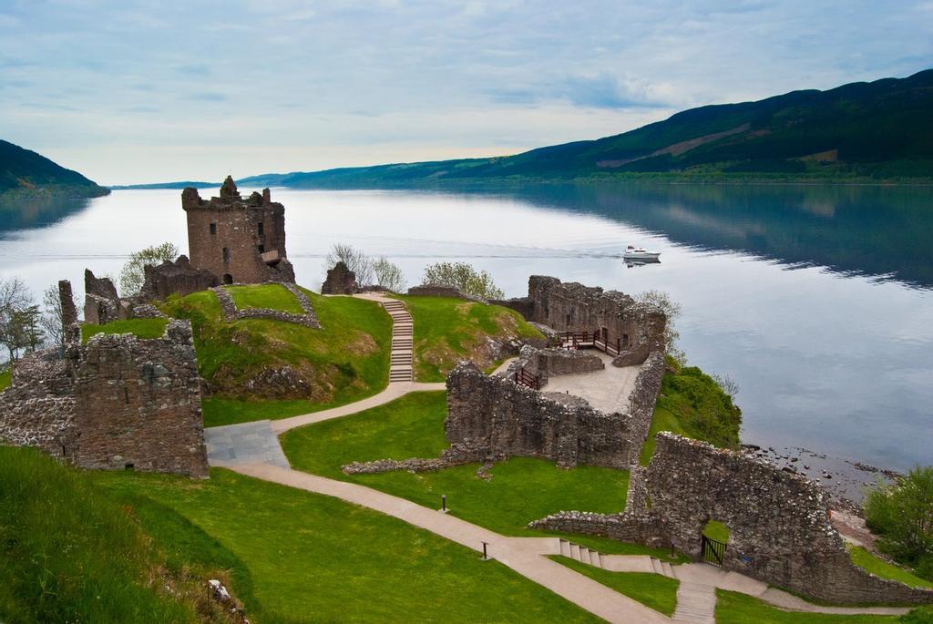 Nadie conoce el Lago Ness mejor que el Castillo de Urquhart, quien lleva siglos contemplando las aguas de uno de los lagos más famosos del mundo