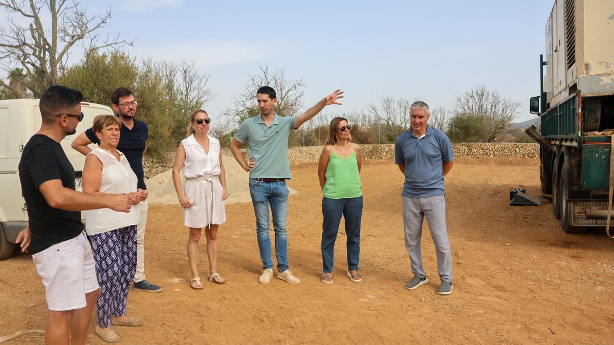 Las autoridades municipales  han visitado la zona donde se realizan los sondeos.