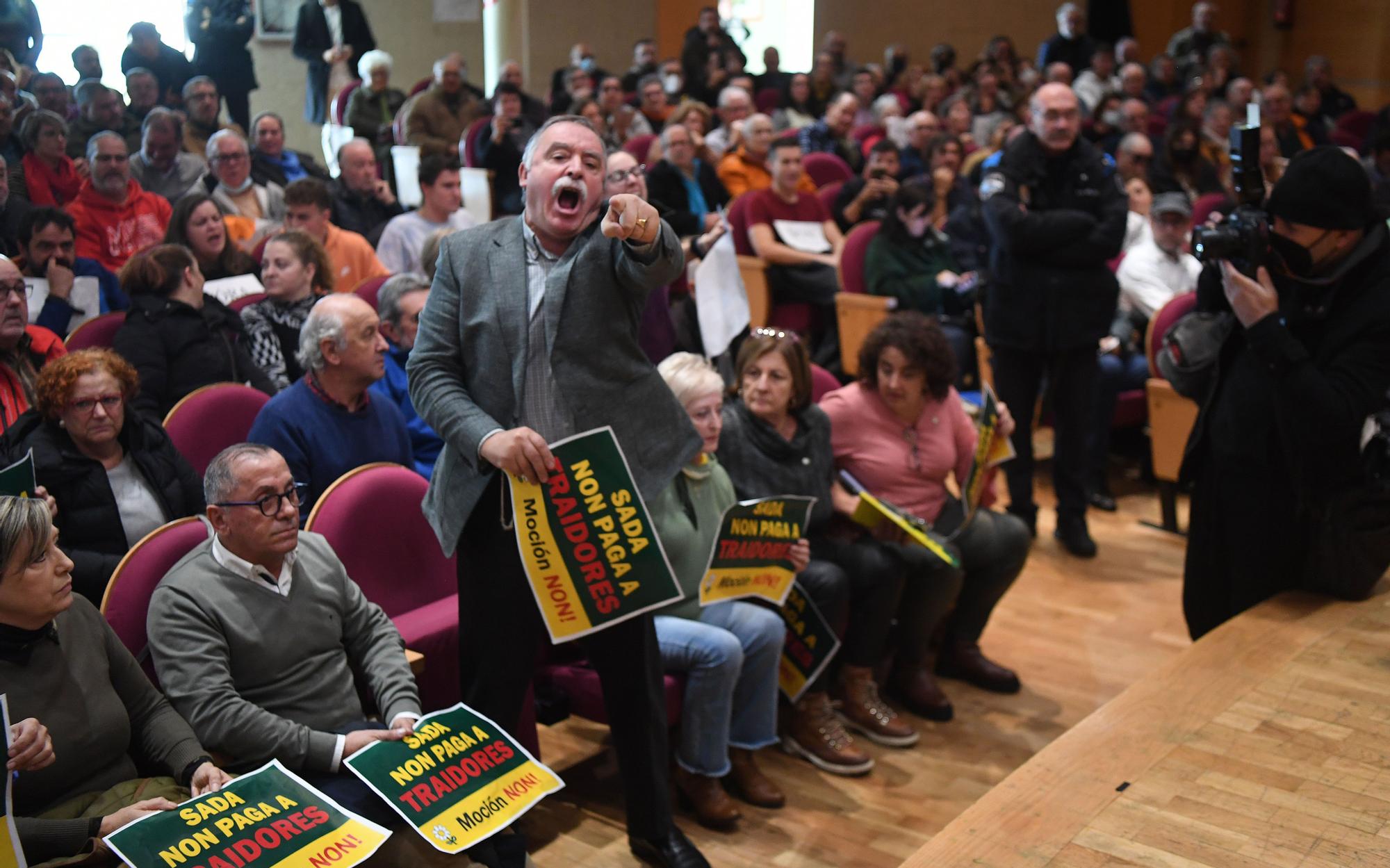 Tensión en el pleno de la moción de censura de Sada