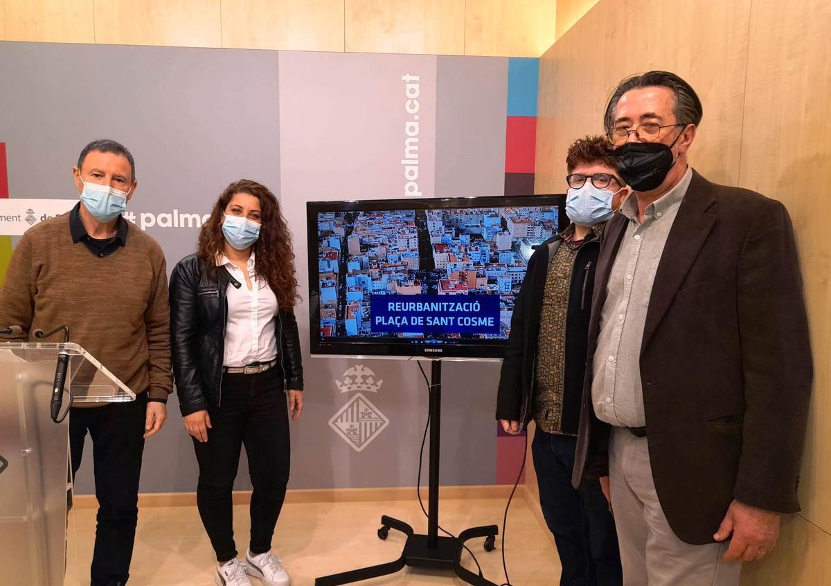 Pastor con los autores del proyecto.