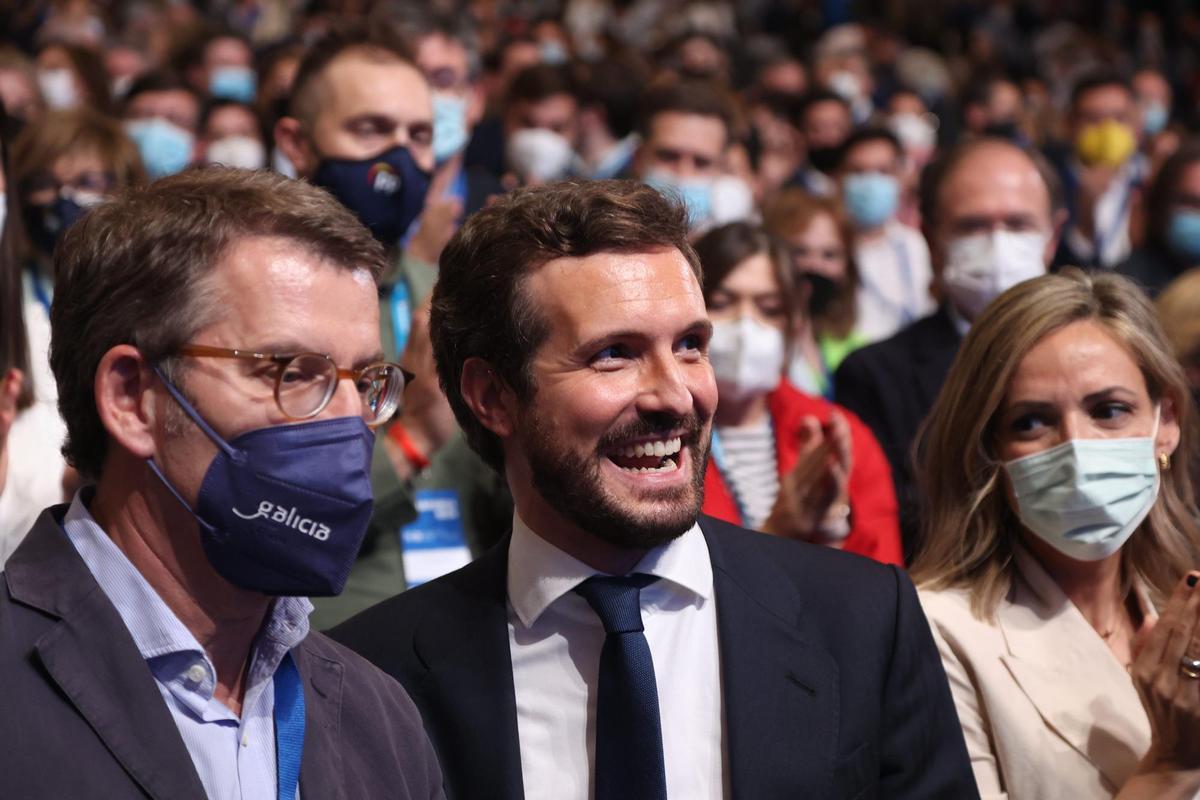 El presidente saliente, Pablo Casado (c), con su esposa y el presidente de la Xunta de Galicia y candidato a la presidencia del PP, Alberto Núñez Feijóo (i),  después de su intervención en el Palacio de Congresos y Exposiciones de Sevilla (FIBES) para par