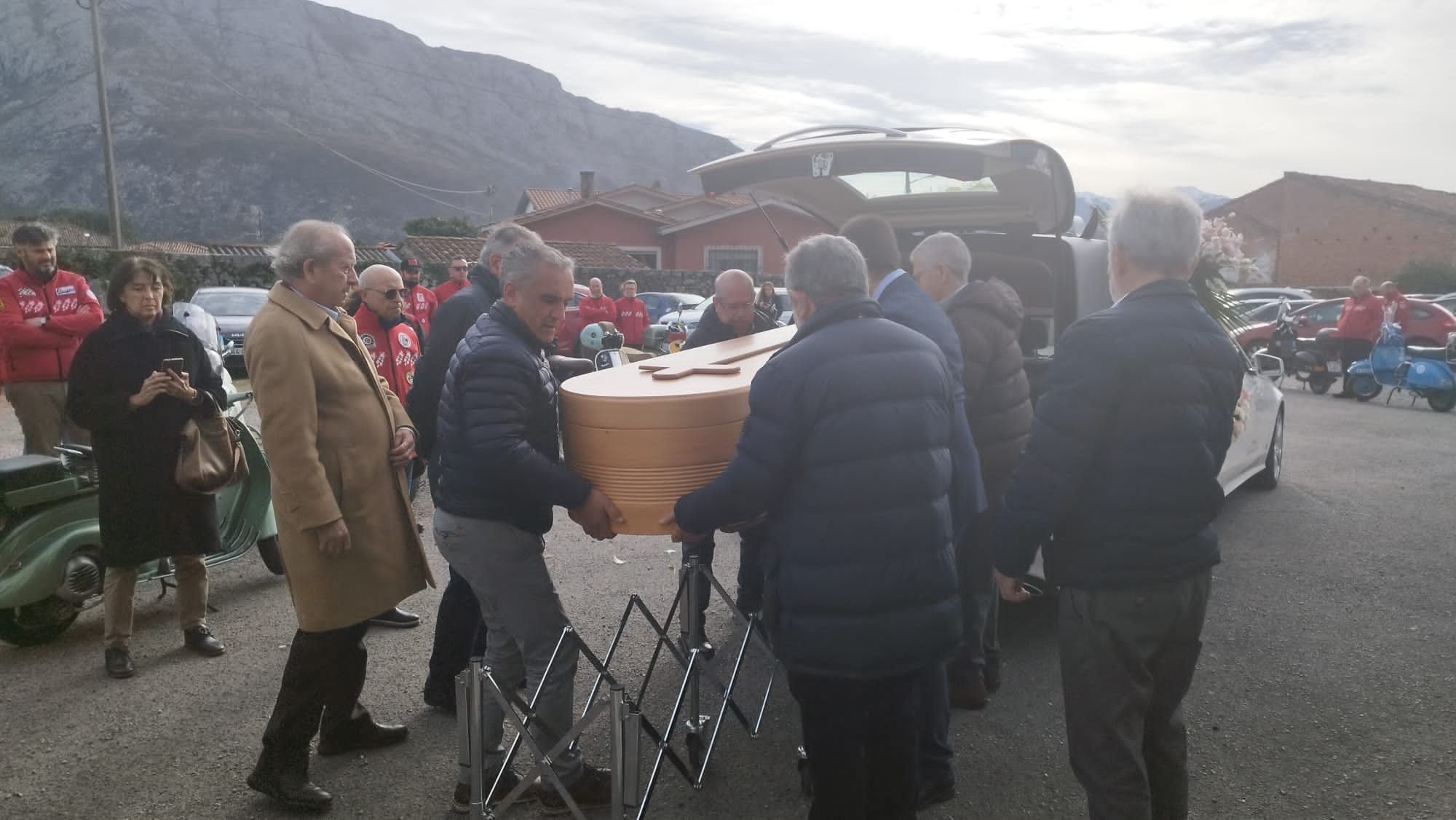 Posada despide a la "maestra motera": así fue el emocionado adiós a María Teresa Llaca