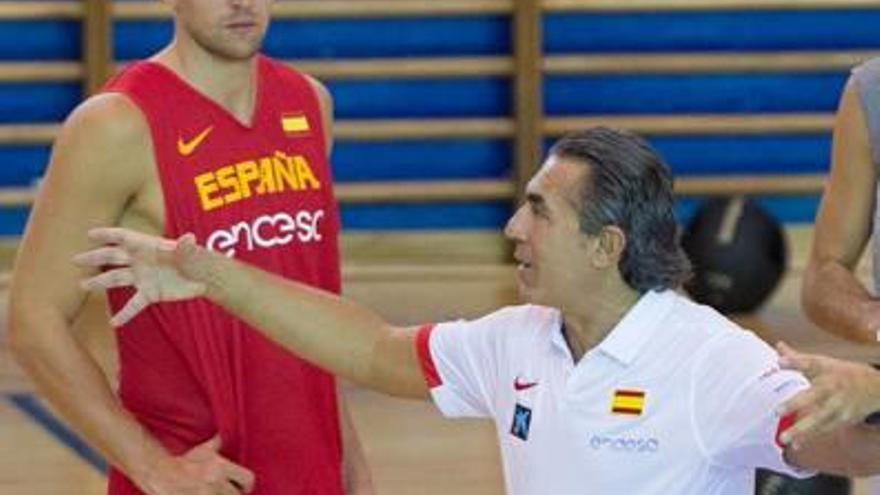Xavi Rabaseda, escoltant Sergio Scariolo aquesta setmana en un entrenament de la selecció espanyola.