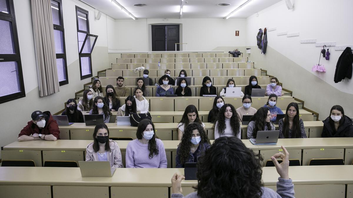 Aula de la faucltad de Enfermería de la Universitat de Barcelona.