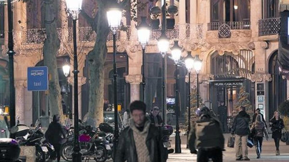 Ejemplo de la nueva iluminación, en los Jardinets de Gràcia.