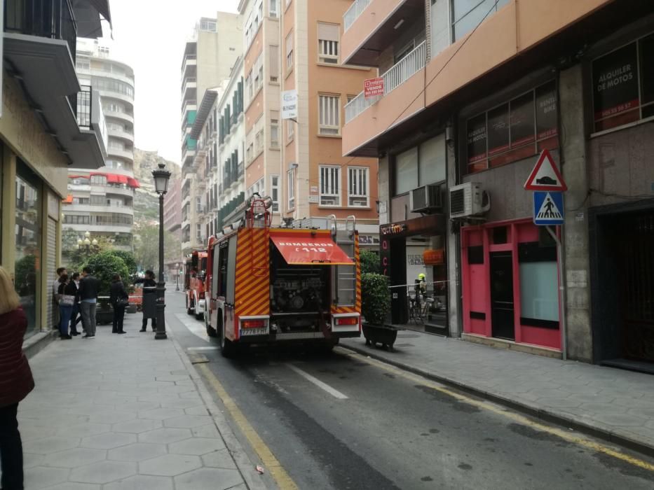Un incendio en un bar obliga a cortar al tráfico la calle del Teatro y el paso en Castaños