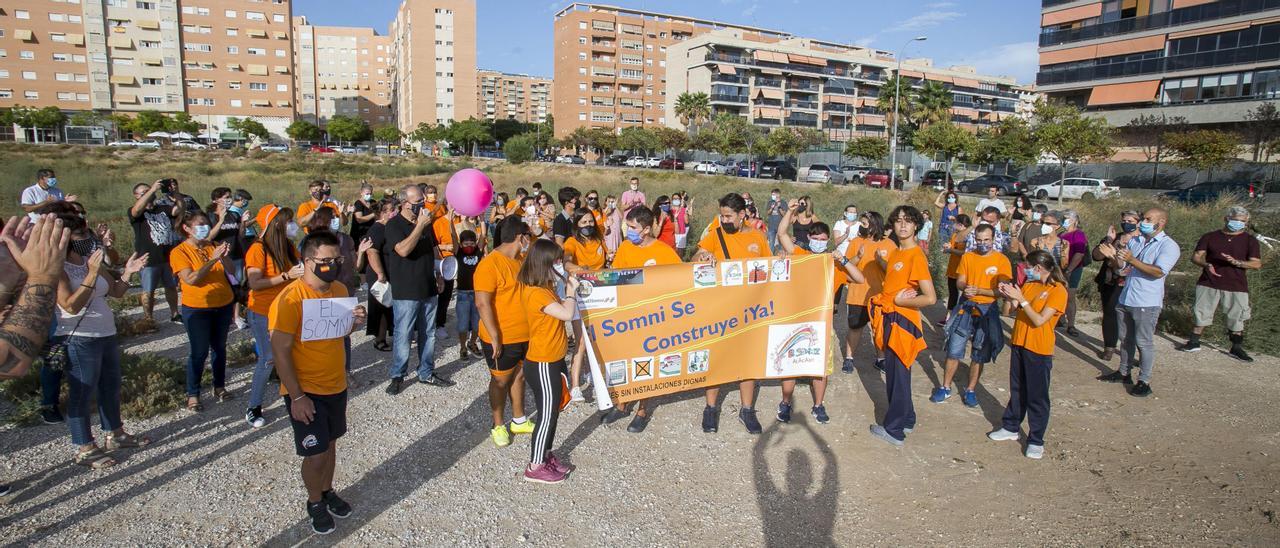 Una protesta de familias de El Somni, sobre el solar que ocupará el futuro centro.