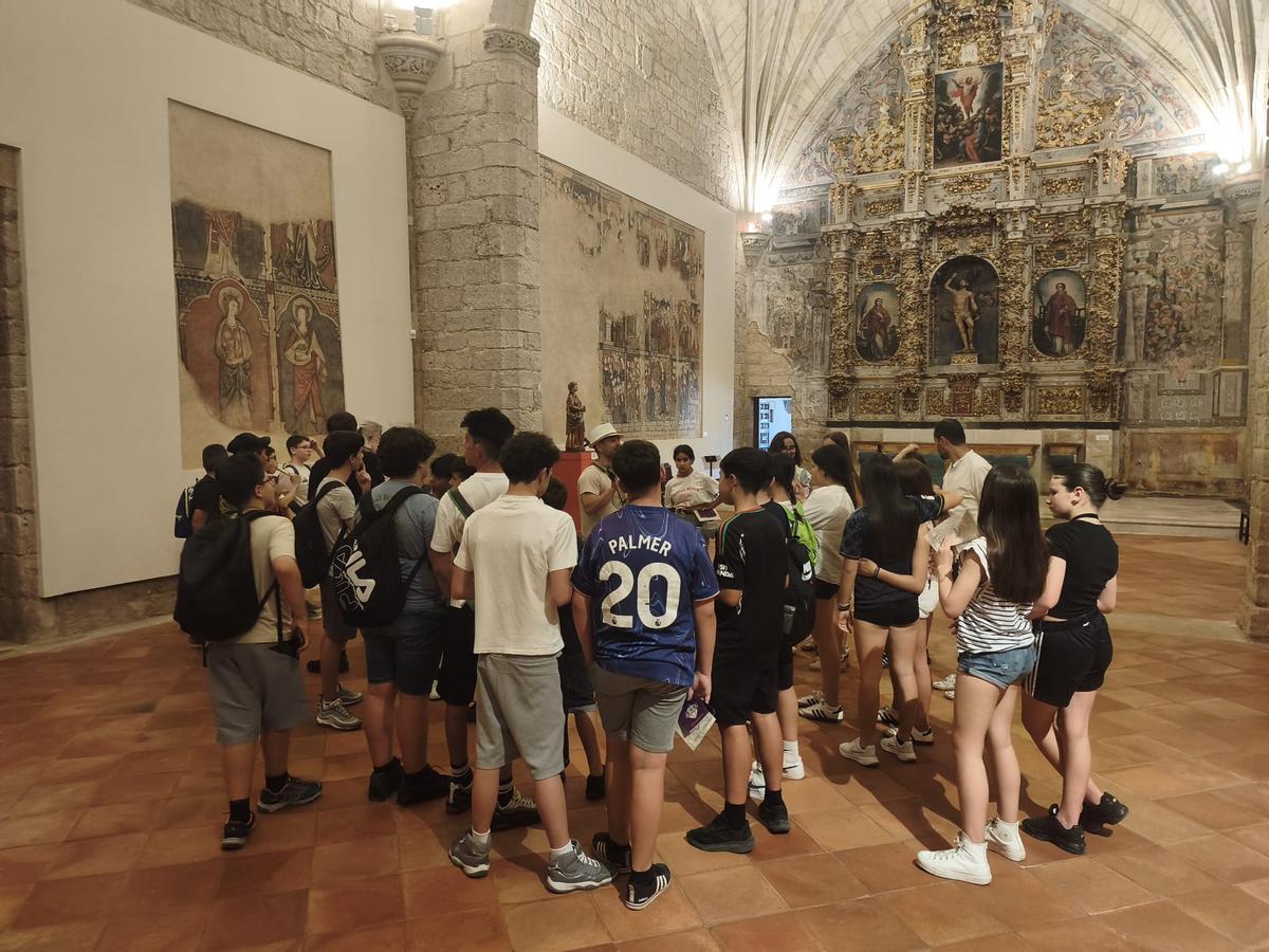 Alumnos visitan la iglesia de San Sebastián, uno de los cuatro monumentos incluidos en la ruta.