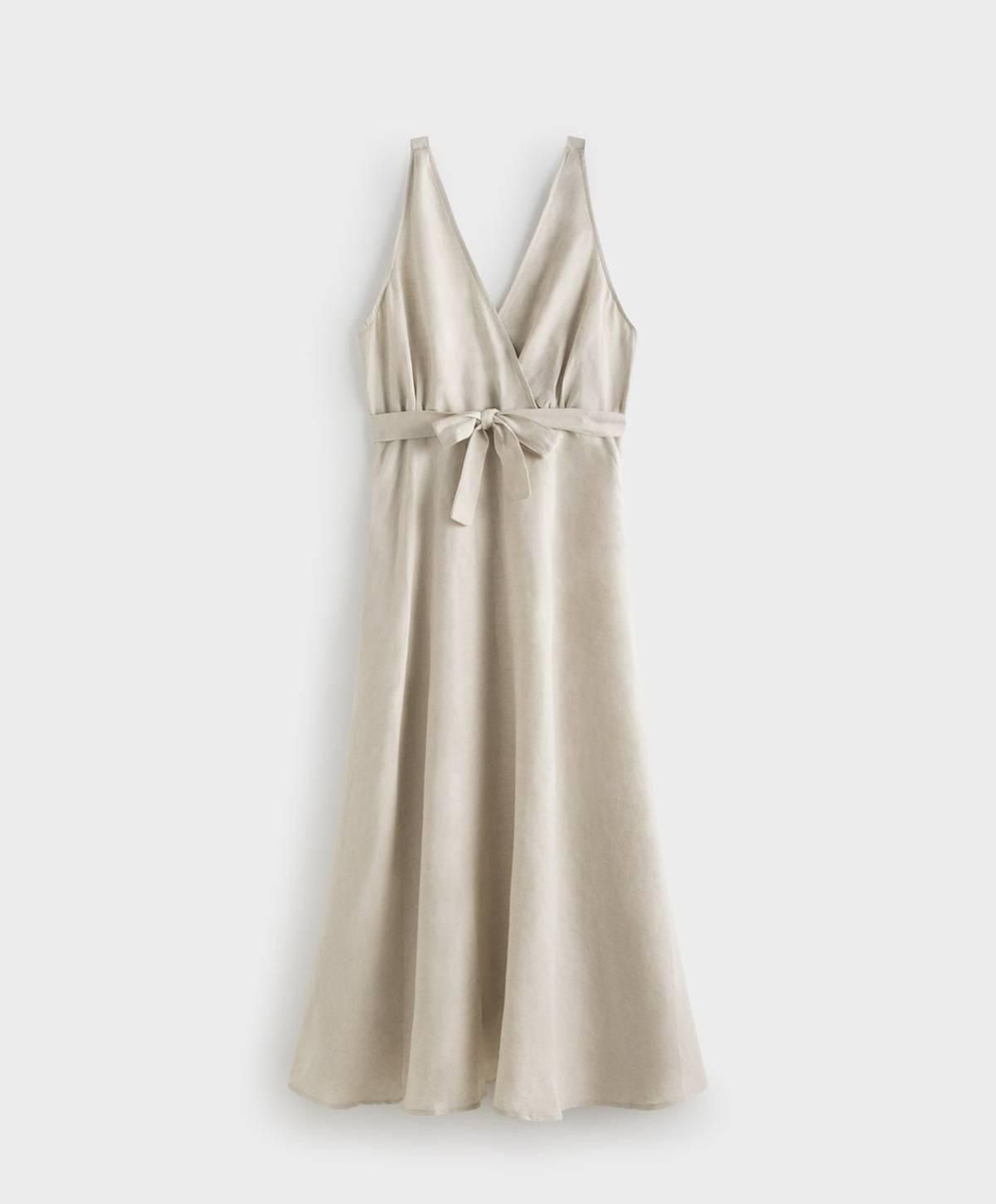 Vestido de lino cruzado bajo el pecho, de Oysho