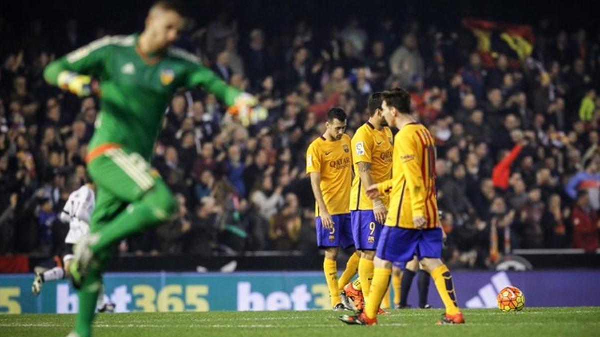 Jaume Domènech celebra el gol del empate ante el abatimiento de Busquets, Suárez y Messi