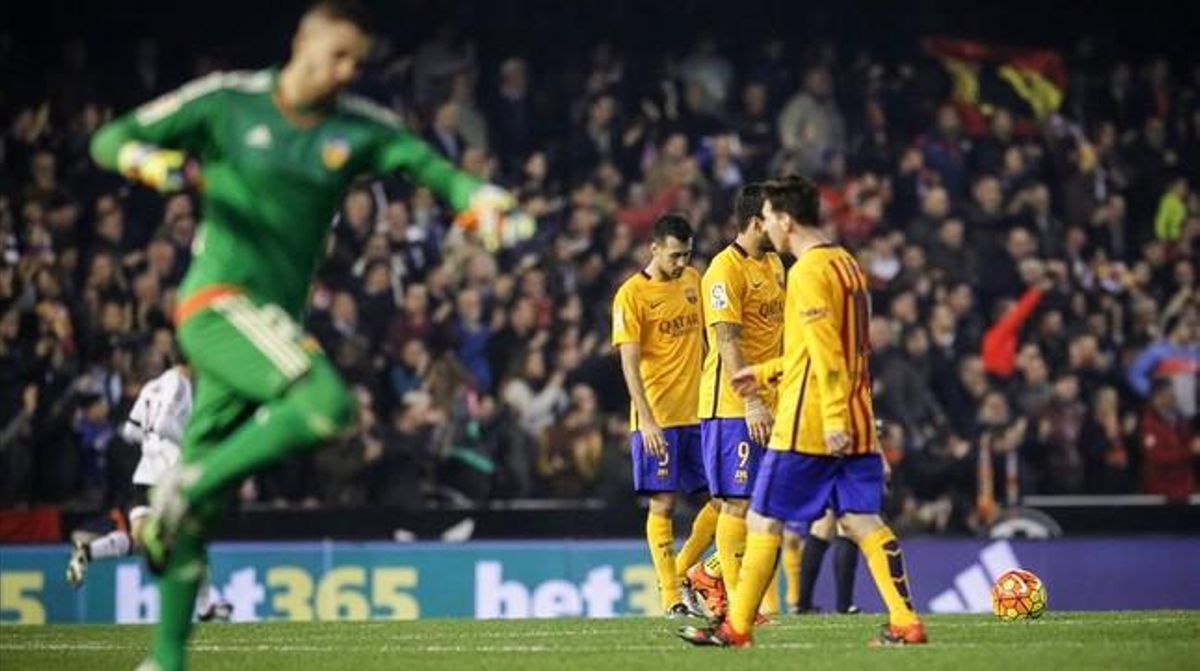Jaume Domènech celebra el gol de l’empat davant l’abatiment de Busquets, Suárez i Messi. Jaume Domènech celebra el gol de l’empat davant l’abatiment de Busquets, Suárez i Messi.