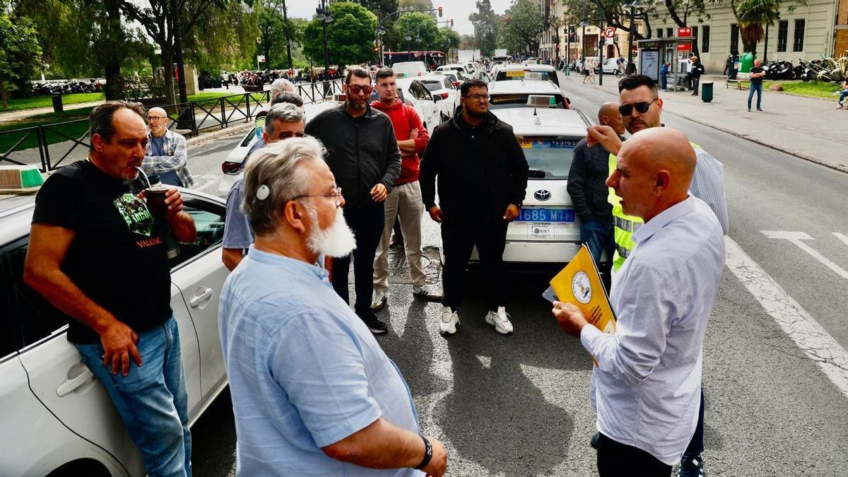 El sector del taxi explica sus reivindicaciones