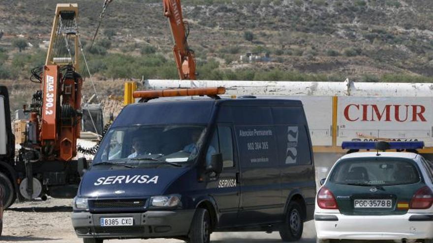 El furgón del Instituto de Medicina Legal de Murcia traslada el cadáver de un trabajador de la construcción que ha fallecido hoy al caerle el brazo de una grúa en la pedanía de Cañada Hermosa de Murcia.