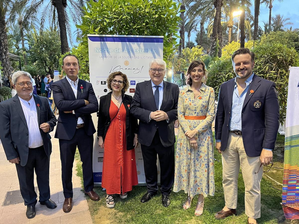 Los presidentes y beneficiados junto al alcalde de Elche