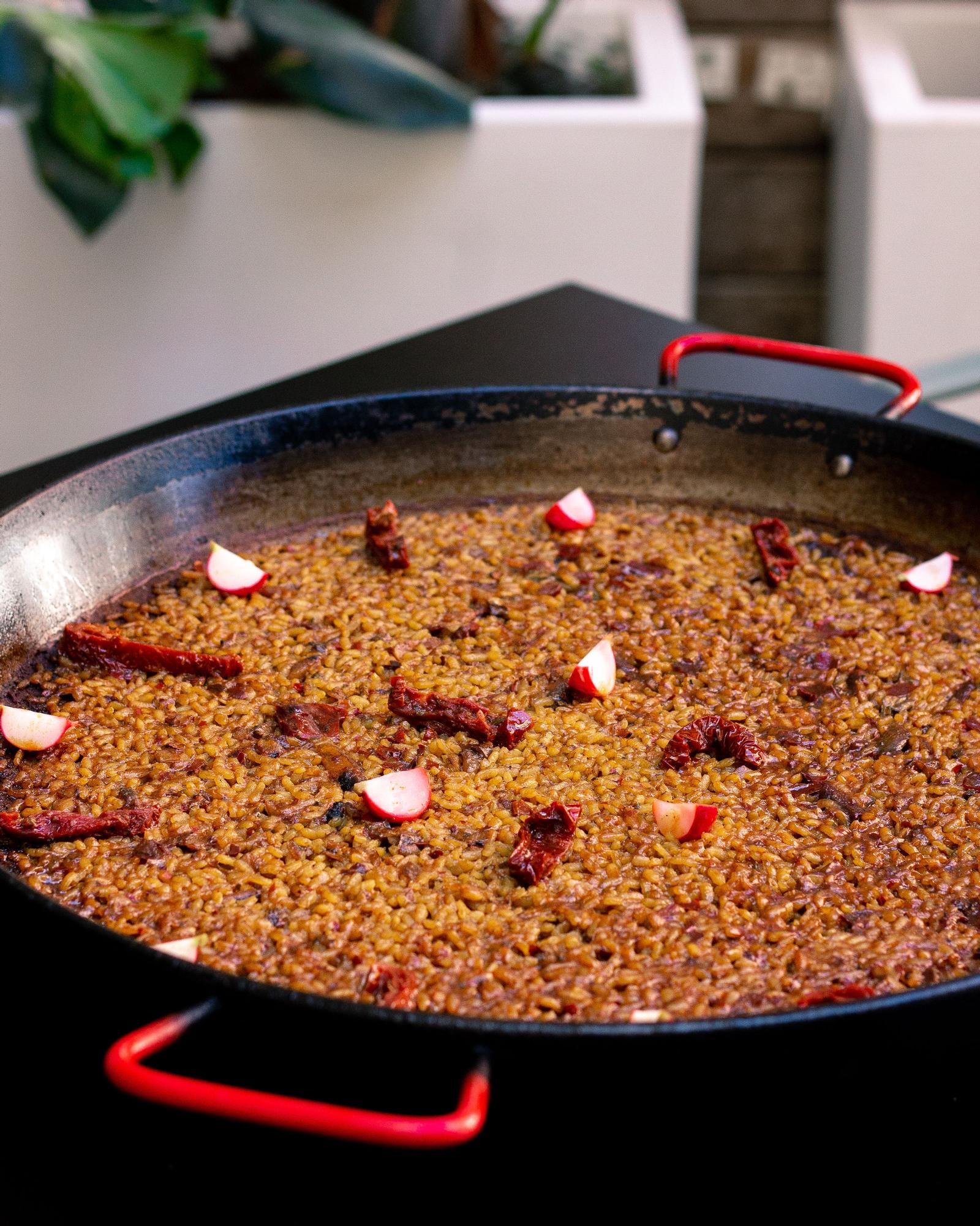 Cuenta con una selección de platos entre los que destacan sus arroces de pescado, marisco y carne.