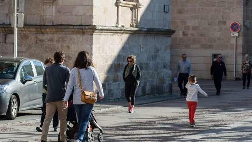 Una familia pasea por la plaza Viriato con sus hijos.