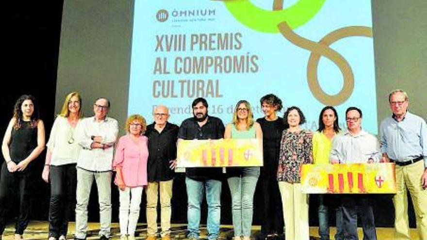 L’Agrupació Sigarra i Carles M. Balsells recullen els Premis al Compromís Cultural d’Òmnium Anoia | ARXIU PARTICULAR