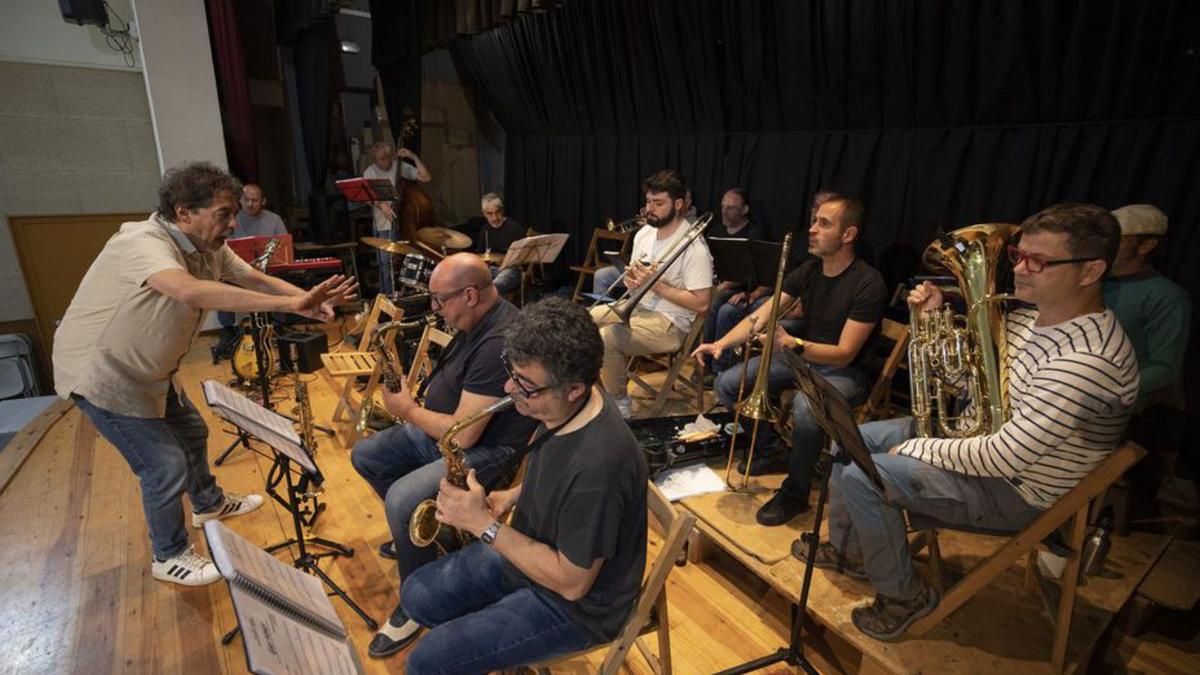 L’Alt Empordà Big Band, en un dels assajos a Ordis