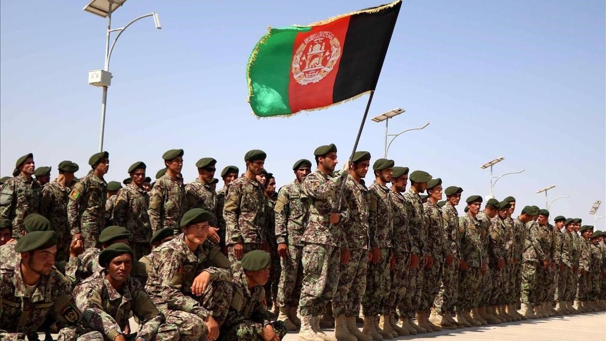 Soldados afganos asisten a su ceremonia de graduación en Herat, Afganistán