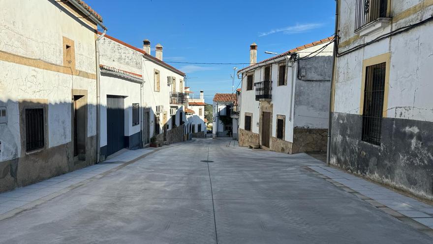 Obras en la calle Real de Pedroso de Acim