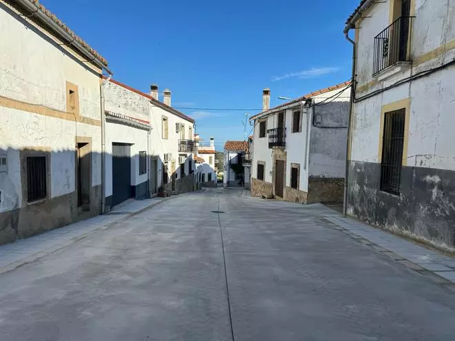 Obras en la calle Real de Pedroso de Acim