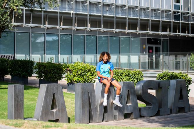 La jovencísima futbolista de 16 años llega al FC Barcelona para seguir creciendo. Es la gran promesa del fútbol español