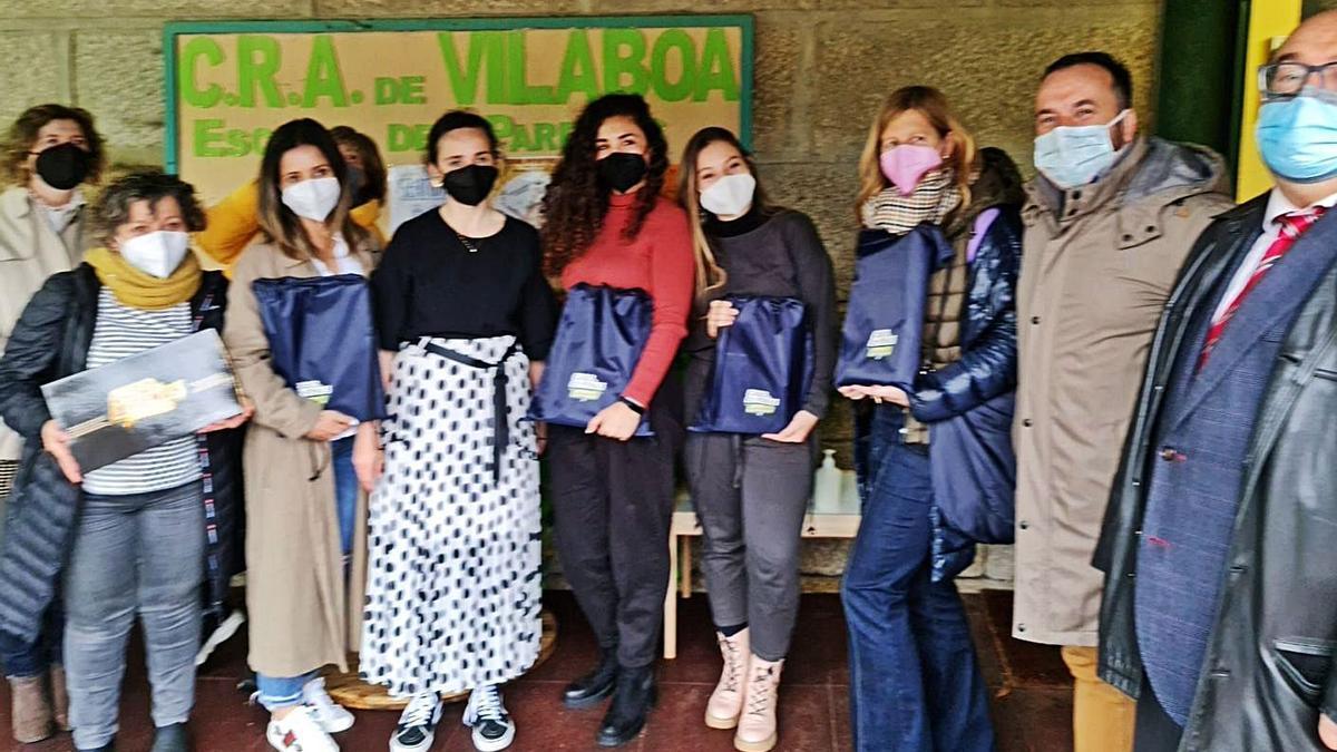 Visita de los responsables de la fundación, el Concello y la Xunta al CRA de Vilaboa.  | // CONCELLO DE VILABOA