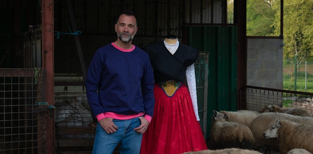El traje que lució en El Bollo Rossy de Palma, entre ovejas en una cuadra de Pillarno