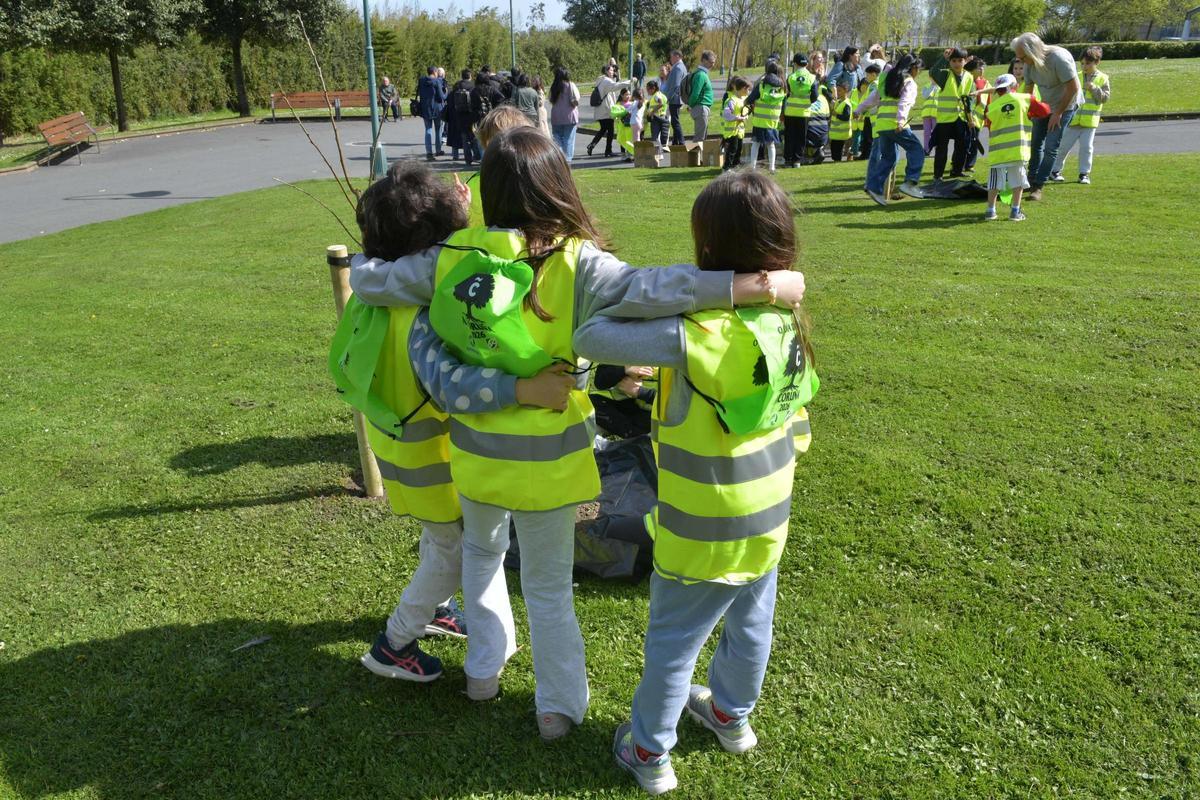 Alumnos del colegio Sal Lence plantaron 40 nuevos árboles en el parque de San Diego