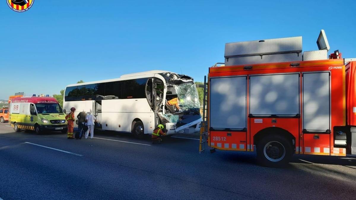 Estado en que ha quedado el autobús tras el impacto.