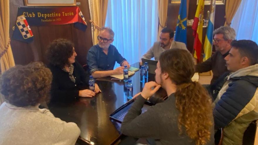 Rafael Cofiño y Manuel Ángel Álvarez –en el centro de la imagen–, concejales y miembros del equipo del diputado de Sumar, ayer, en el despacho del alcalde de Mieres.