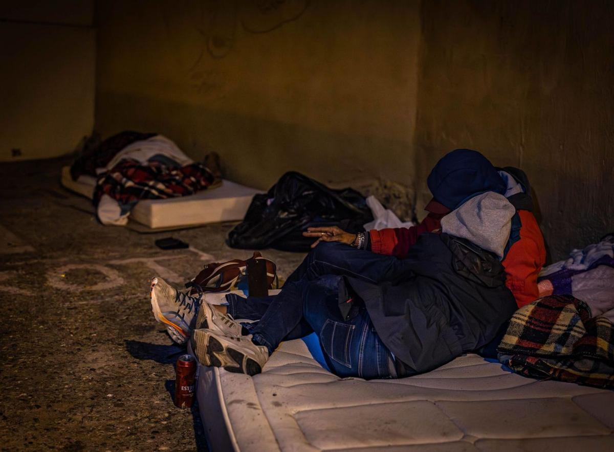 El fred a Catalunya obliga a habilitar 400 llits per a persones sense sostre