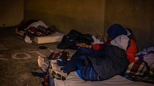 El fred a Catalunya obliga a habilitar 400 llits per a persones sense sostre