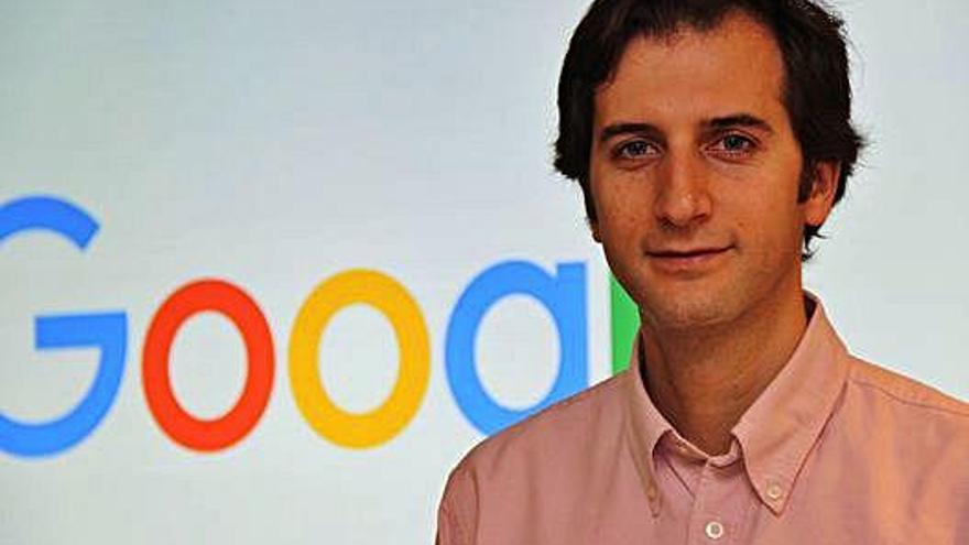Antonio Vargas, con la imagen corporativa de Google en segundo término.