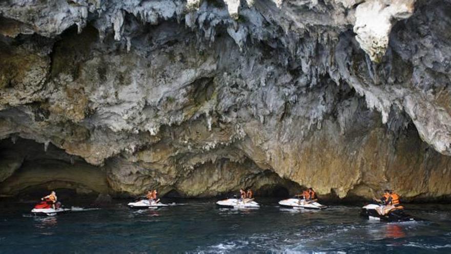 Xàbia cierra sus cuevas marinas a lanchas y motos acuáticas