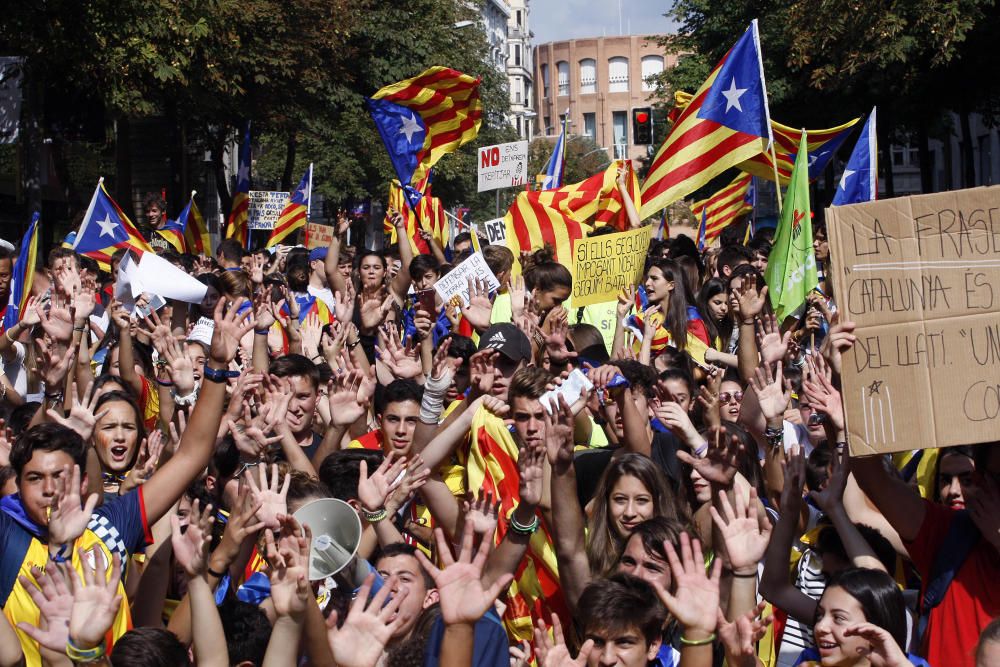 Manifestació d'estudiants universitaris i de secundària al centre de Girona