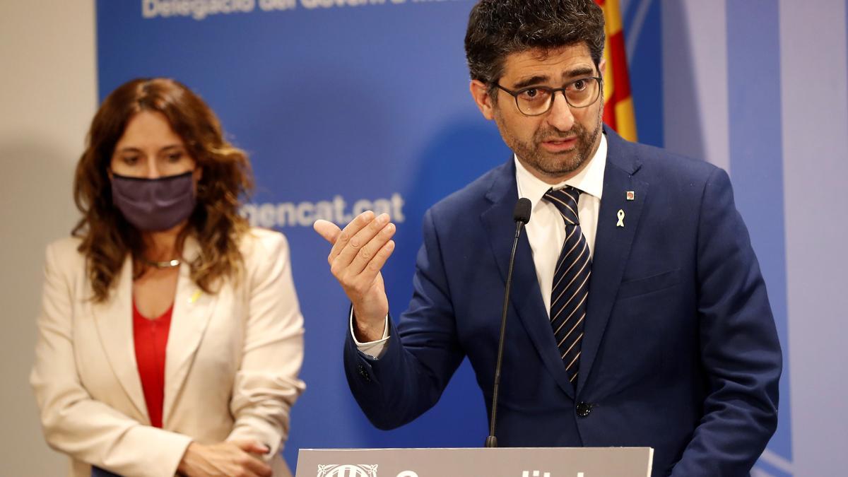 Jordi Puigneró, vicepresidente de la Generalitat, con la consejera de Presidencia, Laura Vilagrá, al fondo.