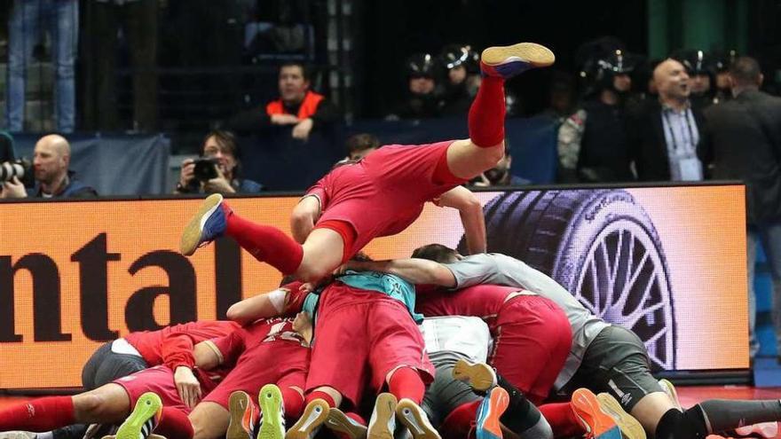 Los jugadores de la selección española celebran su pase a semifinales.