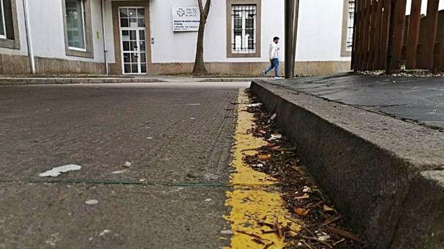 Colillas acumuladas a las puertas del Abente y Lago.