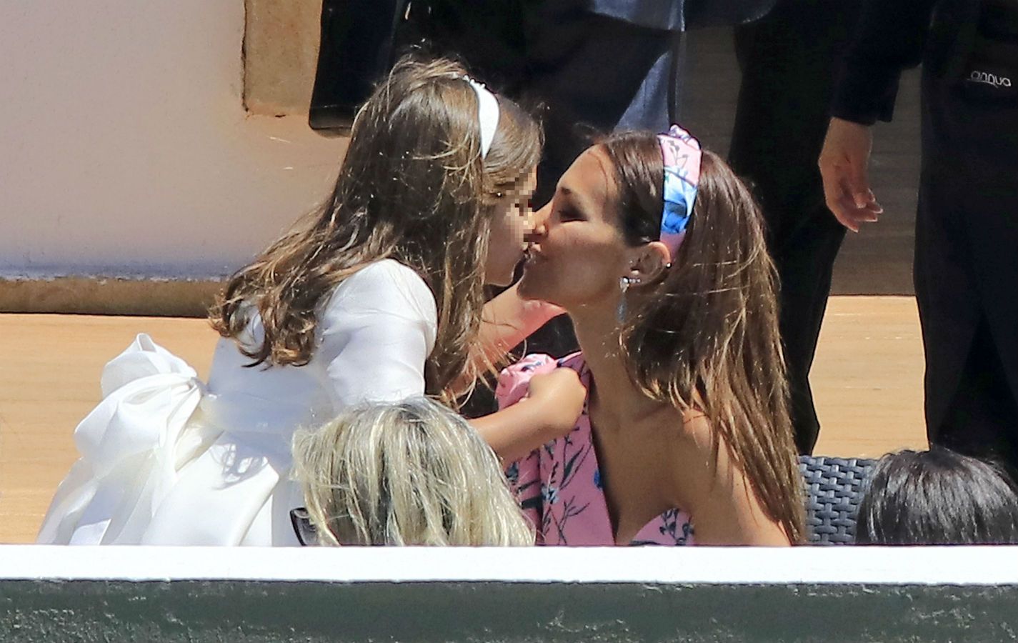 Daniella besa a Paula Echevarría