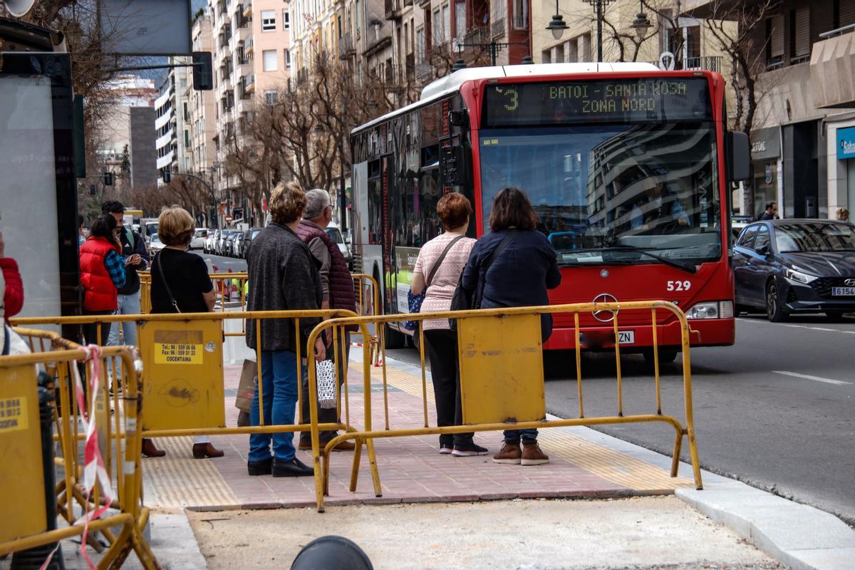 Una de las paradas de autobús de la Alameda durante los trabajos para adaptarla al paso del carril bici.