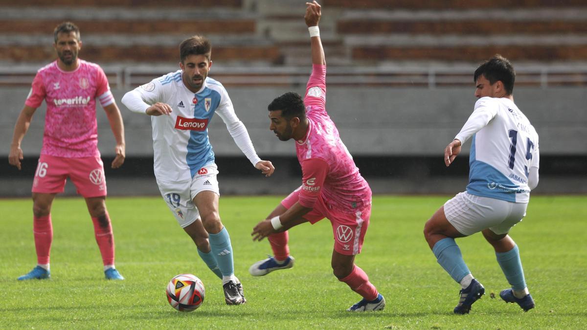 El CD Tenerife ante el Compostela en la primera eliminatoria de la Copa del Rey.