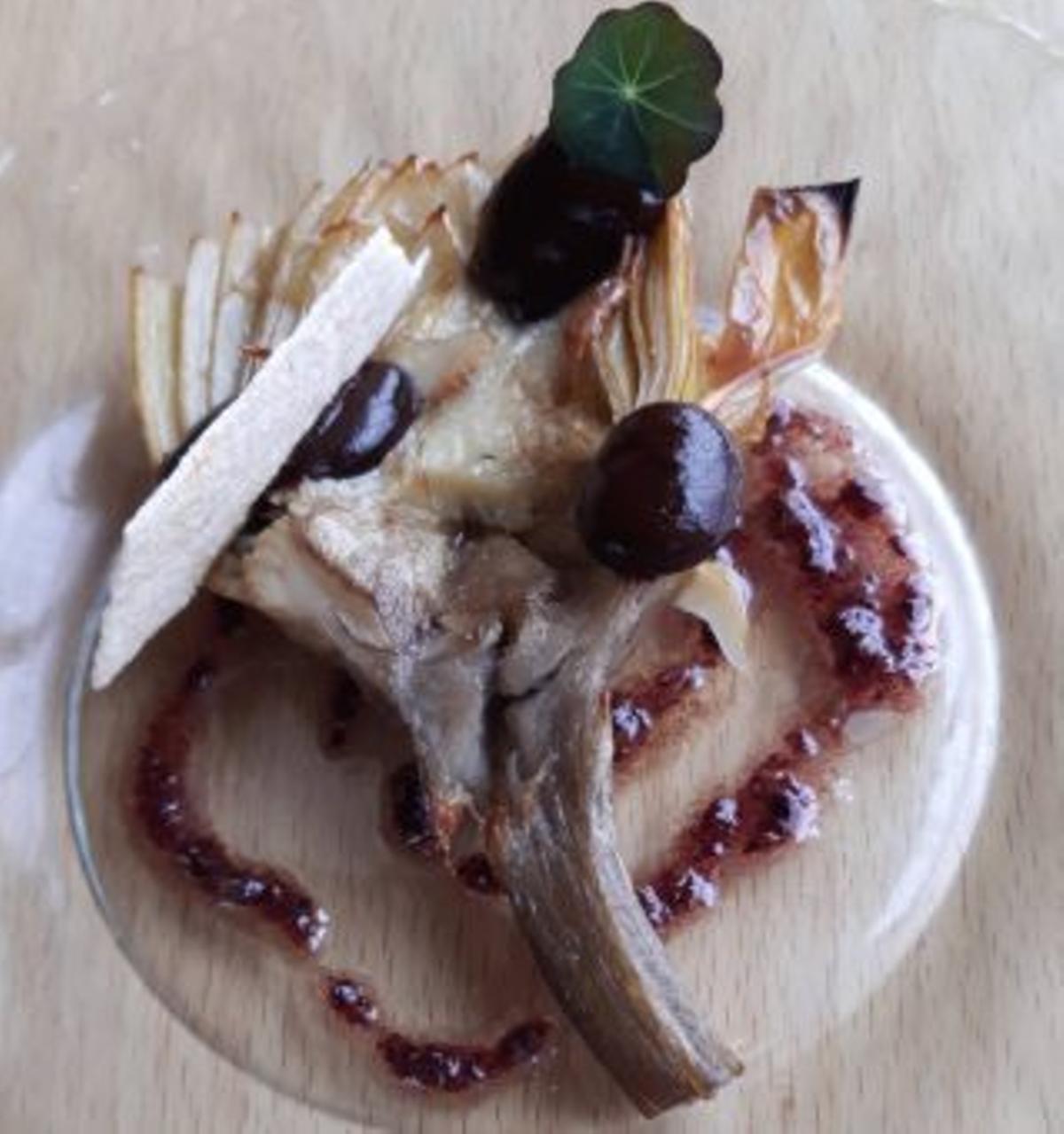 Auf Oliventapenade gebettete Artischocke.